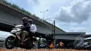 Seorang  Tukang ojek saat membawa penumpang didepan pintu keluar Stasiun Tanah Abang untuk tukang ojek, Jakarta Pusat, Jumat (6/2/2014). (Liputan6.com/JohanTallo)