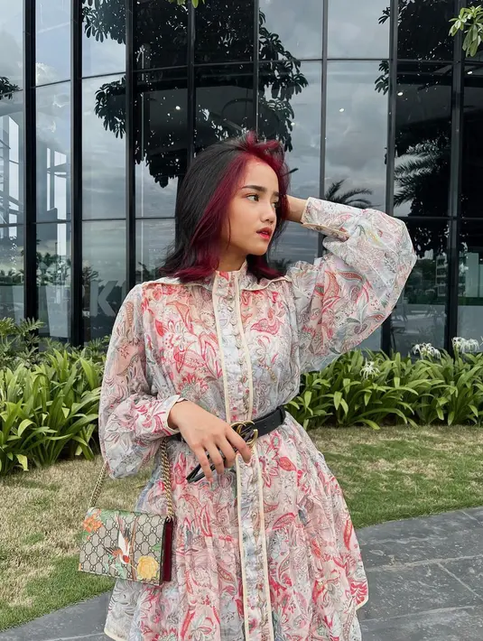 <p>Untuk gaya lebih cerah dan fresh, gaun motif flora ala Fuji bisa jadi inspirasi. Model yang lebar mungkin akan membuatmu khawatir membuat bentuk tubuh besar, namun cara Fuji dengan menambahkan belt bisa kamu tiru. Gaya ini cocok untukmu yang menyukai style feminin. [Instagram/fuji_an] Penulis: Mufiidaanaiilaa Alifah S.</p>