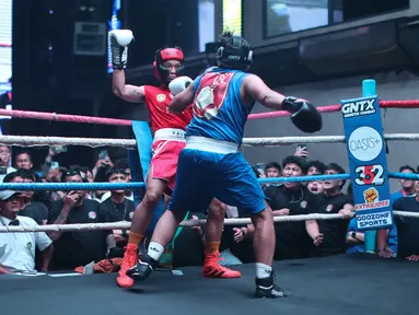 Gaga Muhammad (kiri) berduel dengan Raja 'Big Hecaa' pada ajang bertajuk University Boxing League (UBL) yang berlangsung di Embassy Lounge Jakarta, Senayan, Jumat (20/9/2024) malam WIB. (Bola.com/Abdul Aziz)