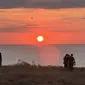 Matahari tenggelam, terlihat sangat jelas dari selat Alas, selat yang mengubungkan pulau Lombok dan Sumbawa. Pemandangan ini terletak di area masuk dan keluar sirkuit. (Bola.com/Wiwig Prayugi)