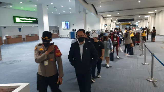 Direktur Perlindungan WNI Judha Nugara (depan) memimpin rombongan WNI yang terkena scam lowongan kerja di Kamboja.