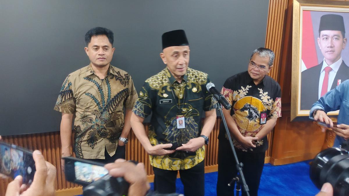 Wakil Rektor II Bidang Administrasi IPDN Arief M Edie saat jumpa pers terkait meninggalnya calon praja asal Maluku Utara Maulana Izzat (20) di IPDN, Jalan Raya Bandung-Sumedang, pada Jumat 10 Oktober 2025