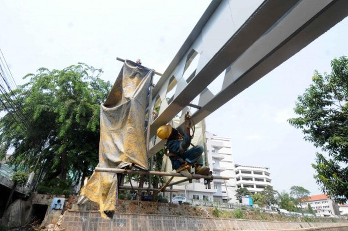 Melihat penggantian pipa gas PGN di atas sungai