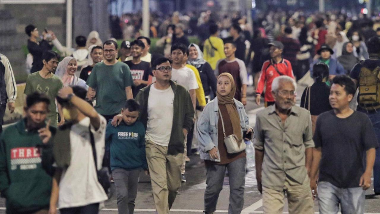 Ribuan warga berdatangan saat memadati "Malam Muda Mudi' yang digelar di kawasan Bundaran HI, Jakarta, Minggu (31/12/2023). <br>