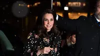 Kate Middleton tiba di National Portrait Gallery saat hujan salju mengguyur London, Inggris, 28 Februari 2018. Gaun seharga 490 poundsterling atau sekitar Rp 10 juta itu hadir dengan potongan rok yang jatuh di bawah lutut. (AP/Frank Augstein)