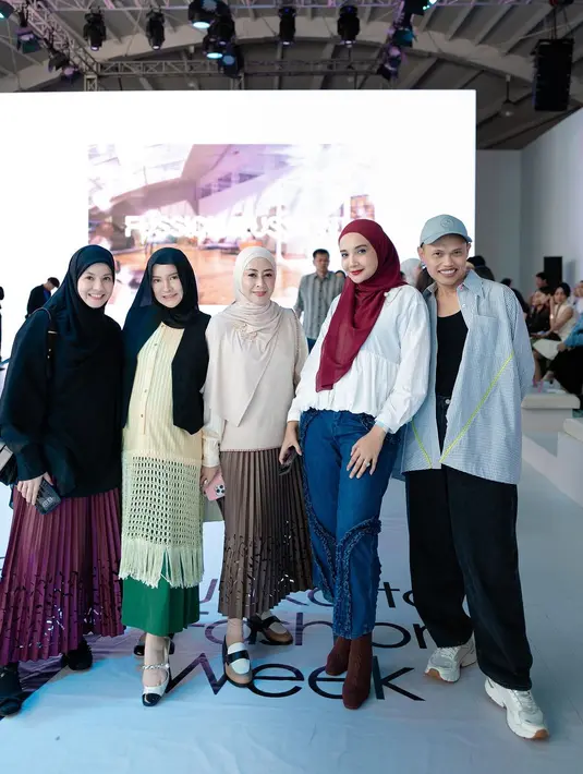Gaya kasual edgy ala Zaskia Sungkar yang memadukan blus putih panjang-nya dengan celana denim bertekstur. Penampilannya dilengkapi dengan hijab dan boots warna cherry red. [@zaskiasungkar15].
