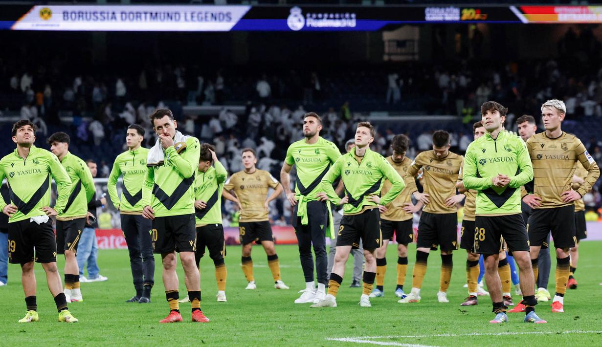 Pemain Real Sociedad tampak lesu setelah ditaklukkan Real Madrid pada laga semifinal Copa Del Rey di Stadion Santiago Bernabeu, Rabu (2/4/2025). (AFP/Oscar Del Pozo)