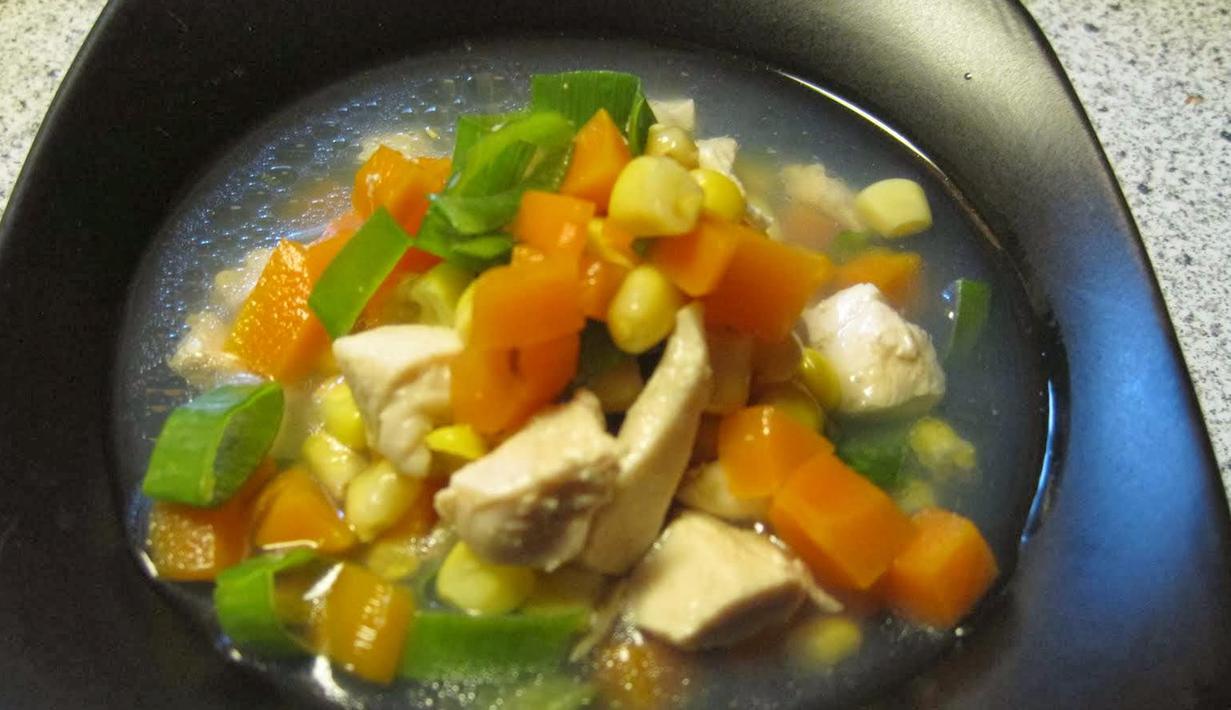 Makan sup ayam juga dipercaya membantu meredakan radang di tenggorokan dan meredakan rasa nyeri. Kuah kental ayam bukan hanya kaya protein namun juga bisa jadi obat antibiotik alami yang mampu meringankan sakit tenggorokan. (Istimewa)