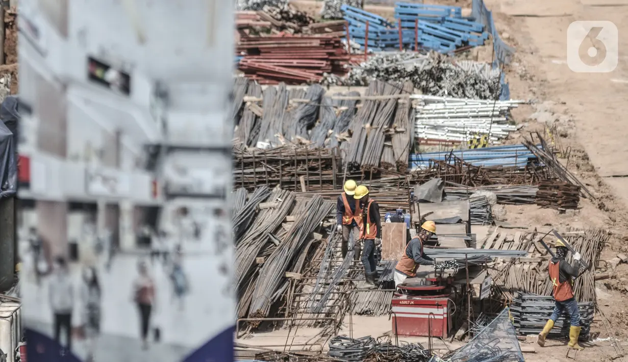 Aktivitas pekerja saat menyelesaikan proyek pembangunan Pasar Senen Blok I dan II, Jakarta, Minggu (15/11/2020). Pembangunan gedung pasar yang berada di lahan seluas 69.600 meter persegi itu terus dikebut setelah sebelumnya ludes akibat kebakaran pada 2017. (merdeka.com/Iqbal S Nugroho)