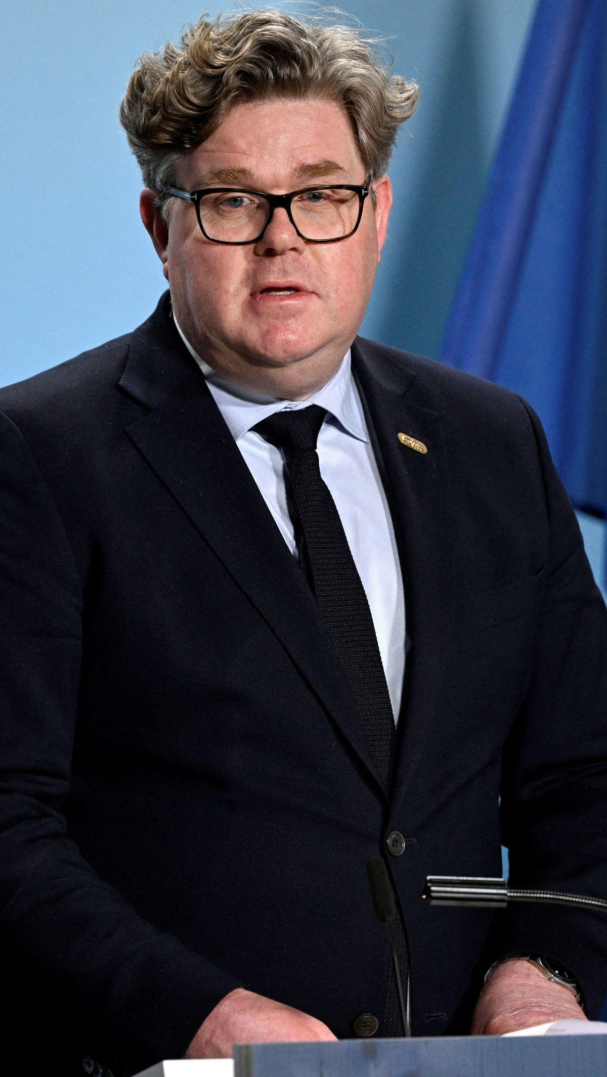 Menteri Kehakiman Gunnar Strommer mengatakan kepada harian Aftonbladet kemarin, keputusan itu diambil berdasarkan pertimbangan kondisi keamanan Swedia yang belakangan mendapat ancaman setelah insiden pembakaran Alquran.