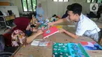 Para disabilitas menyelesaikan lukisan pada bengkel kerja unit karya YPAC di Jakarta Selatan, Selasa (27/2/2024). (merdeka.com/Arie Basuki)