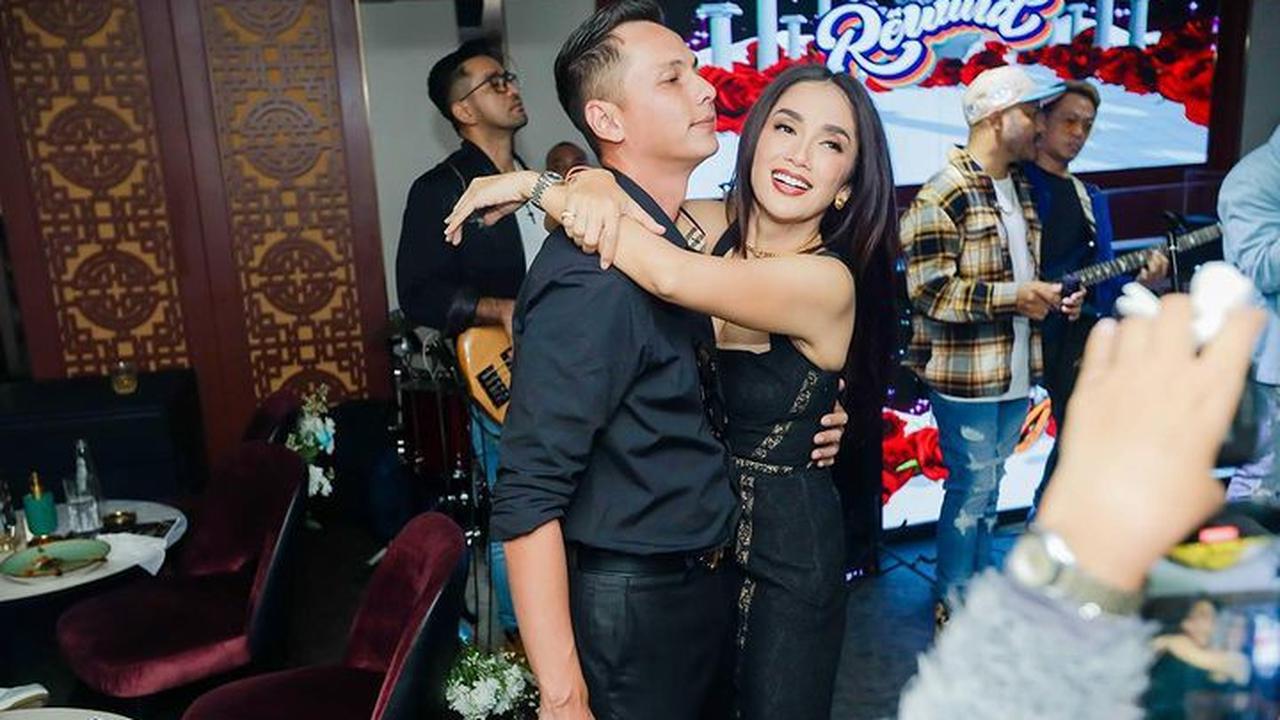 Sejumlah rekan artis menyampaikan selamat ultah buat Ussy Sulistiawaty. Mereka juga menyampaikan doa buat Ussy.
