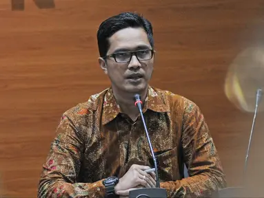 Juru Bicara KPK Febri Diansyah saat konfrensi pers di Gedung KPK, Jakarta, Rabu (7/2). KPK menetapkan anggota Komisi V DPR RI Yudi Widiana Adia sebagai tersangka kasus dugaan tindak pidana pencucian uang (TPPU). (Liputan6.com/Herman Zakharia)