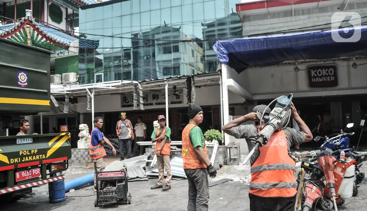 <p>Diketahui, saat pembongkaran dilakukan, sejumlah orang yang diduga adalah karyawan serta pemilik atau penyewa ruko di Jalan Niaga, Blok Z Utara dan Selatan, Pluit melakukan aksi demonstrasi. Mereka menuntut agar Ketua RT 011 turun dari jabatannya. (merdeka.com/Iqbal S.Nugroho)</p>
