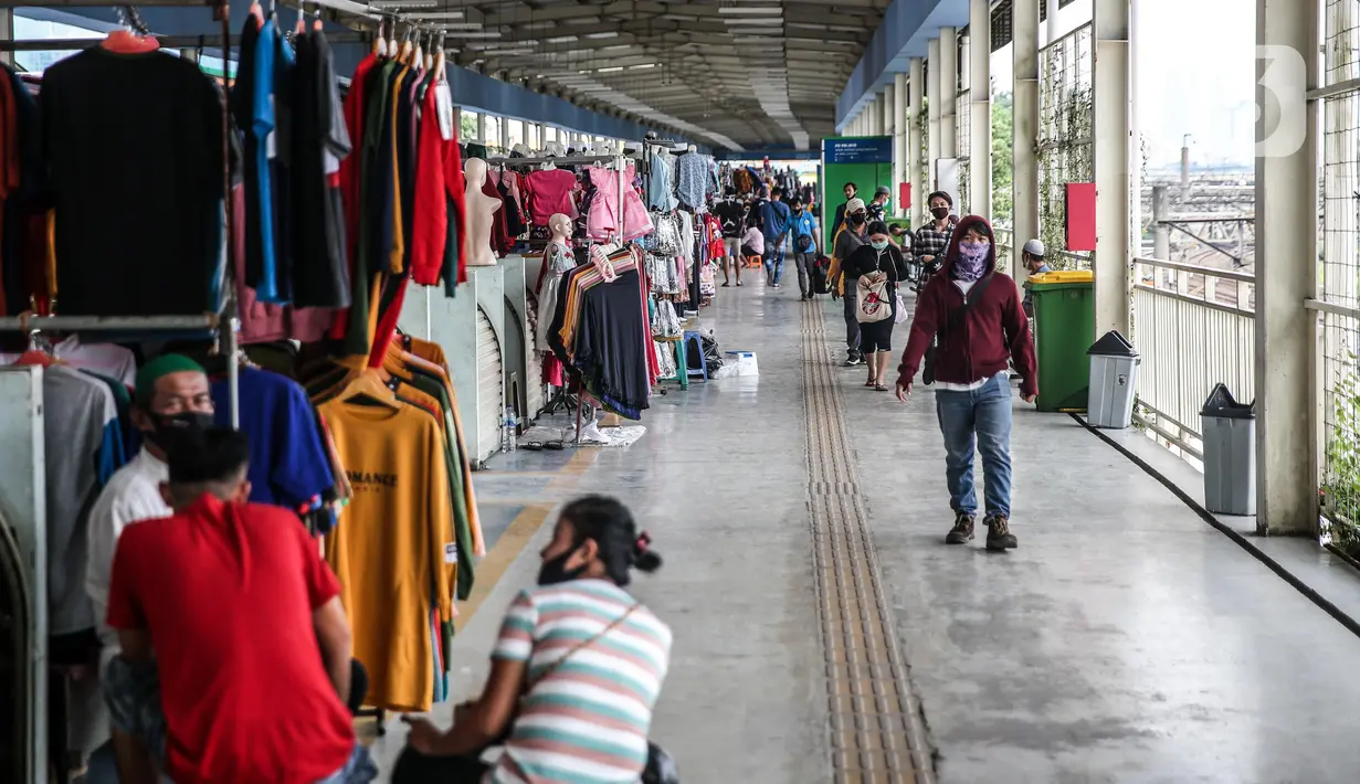 Suasana di Jembatan Penyeberangan Multiguna atau Skybridge Tanah Abang, Jakarta, Jumat (19/6/2020). Kendati pusat perbelanjaan telah dibuka sejak 15 Juli 2020, aktivitas jual beli di Skybridge Tanah Abang terpantau sepi. (Liputan6.com/Faizal Fanani)