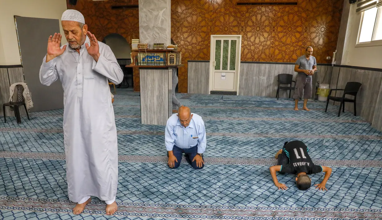 Aktivitas warga Palestina saat melaksanakan salat di Masjid Qaqaa Bin Amr, di lingkungan Silwan, Yerusalem (15/9/2020). Pihak berwenang Israel menyebut bangunan masjid itu harus dihancurkan karena dibangun tanpa izin. (AFP/AHMAD GHARABL)