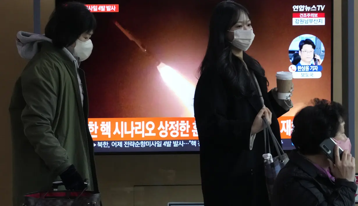 Layar TV menunjukkan gambar file peluncuran rudal Korea Utara selama program berita di Stasiun Kereta Api Seoul di Seoul, Korea Selatan, Jumat (24/2/2023). Uji coba itu adalah yang terbaru dari serangkaian uji senjata yang telah meningkatkan ketegangan di semenanjung Korea. (AP Photo/Ahn Young-joon)
