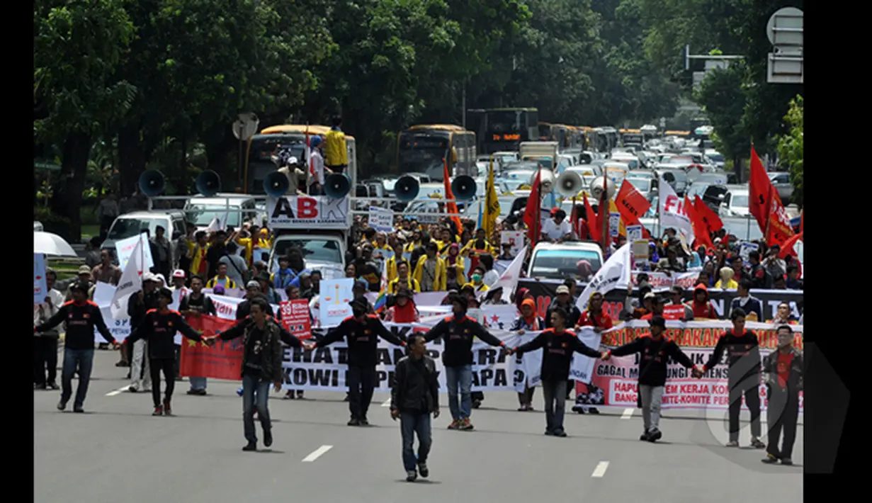 Aksi Pengunjuk rasa saat menggelar aksi 100 Hari Pemerintahan Joko Widodo-Jusuf Kalla di depan Istana Negara, Jakarta, Rabu (28/1/2015). (Liputan6.com/Miftahul Hayat)