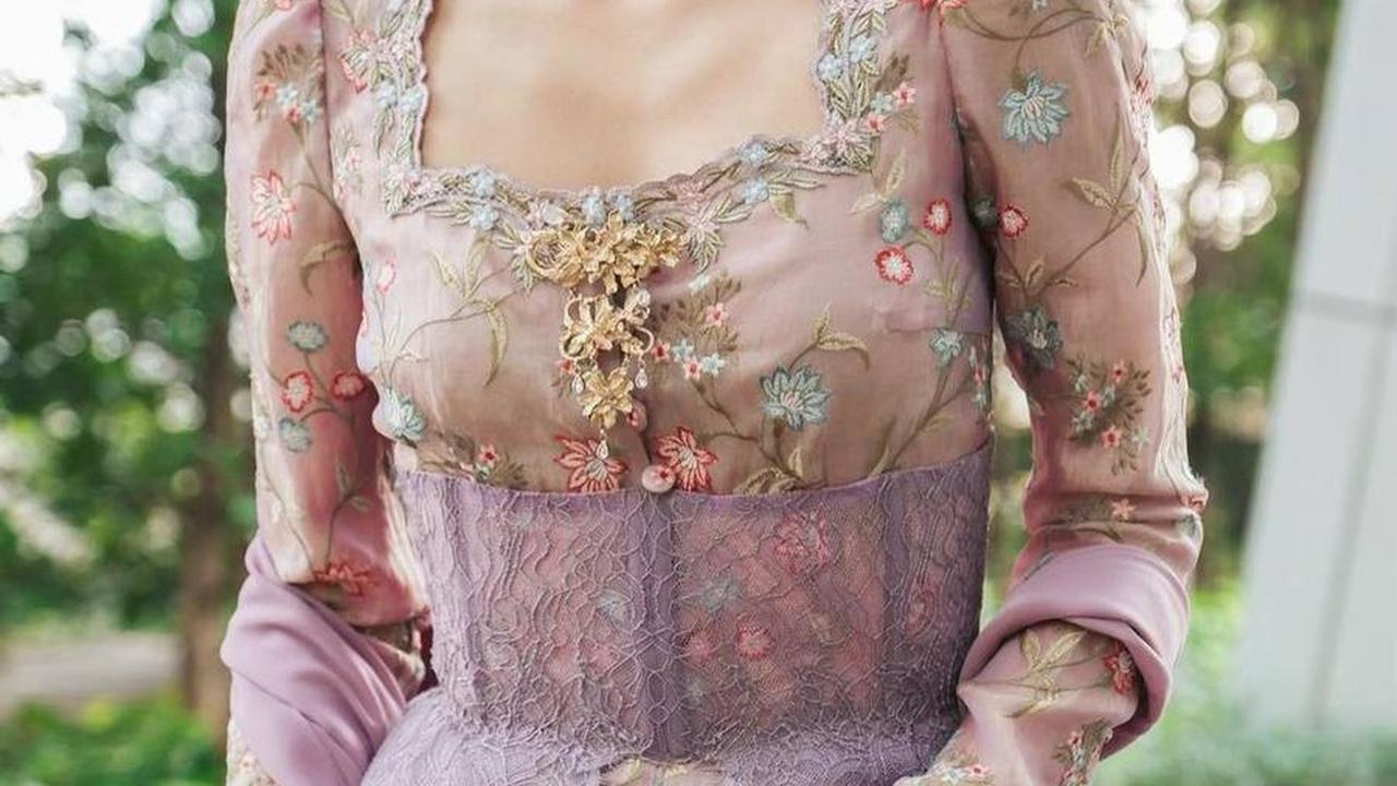 Kebaya Kutubaru Dipadukan Dengan Kain Batik Jogja