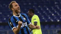 Gelandang Inter Milan, Christian Eriksen, merayakan gol yang dicetaknya ke gawang Getafe pada laga 16 besar Liga Europa 2019/2020 di Veltins Arena, Kamis (6/8/2020) dini hari WIB. Inter Milan menang 2-0 atas Getafe. (AFP/Lars Baron/pool)