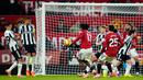 Pemain Manchester United, Patrick Dorgu melakukan tendangan first time saat mencetak gol ke gawang Newcastle dalam laga bertajuk Boxing Day Liga Inggris 2025/2026 di Old Trafford, Manchester, Inggris, Jumat (26/12/2025) waktu setempat. (AP Photo/Dave Thompson)