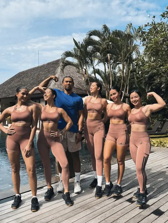 Koleksi ini tentu mendukung tampilan setiap perempuan untuk percaya diri. [Foto: Instagram. JenniferBachdim]