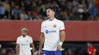 Striker Barcelona, Robert Lewandowski, tampak lemas saat timnya menghadapi Mallorca dalam laga jornada ketujuh La Liga Spanyol di Son Moix Stadium, Mallorca, Rabu (27/9/2023) dini hari WIB. Barcelona hanya meraih satu poin dalam laga ini setelah bermain imbang 2-2. (AP Photo/Francisco Ubilla)