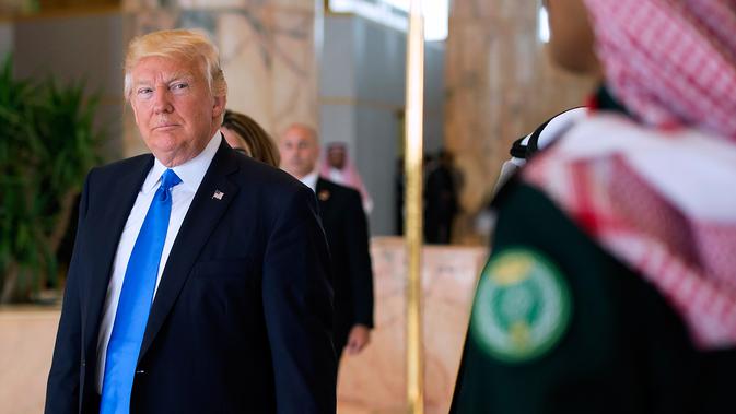 Presiden AS Donald Trump saat tiba di Bandara Internasional Raja Khalid di Riyadh (20/5). Kunjungan ini akan membicarakan perjanjian politik dan perdagangan serta dukungan atas perang melawan para militan. (AFP/Saudi Royal Palace/Bandar Al-Jalou)