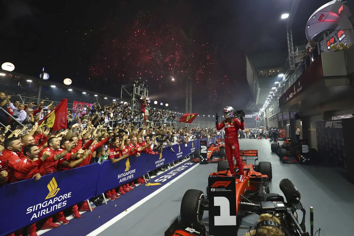 Sebastian Vettel Juarai Formula 1 Grand Prix Singapura