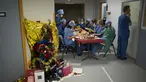 Dokter junior Tom Ballas melihat ke dalam kamar pasien saat dokter dan perawat makan bersama di malam Natal di unit perawatan intensif COVID-19 di rumah sakit la Timone di Marseille, Prancis selatan, Jumat (24/12/2021). (AP Photo/Daniel Cole)