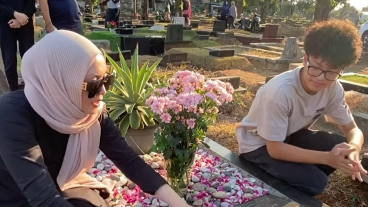 Postingan Angelina Sondakh langsung banjir komentar dari netizen. Mereka ikut mendoakan mendiang Adjie Massaid.<br>