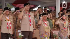 Wakil Presiden Ma’ruf Amin (kedua kanan), Ketua Kwarnas Pramuka Budi Waseso (kiri) dan Menpora Dito Ariotedjo (kedua kiri) memberi hormat saat upacara peringatan Hari Pramuka ke-62 dan pembukaan Raimuna Nasional (Rainas) XII Tahun 2023 di Bumi Perkemahan dan Graha Wisata Pramuka (Buperta), Cibubur, Jakarta, Senin (14/8/2023). (Liputan6.com/Herman Zakharia)
