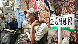 Seorang pedagang menutup kiosnya saat dilakukan pengosongan di Pasar Blok F Tanah Abang, Jakarta, Rabu (4/5). Pengosongan dilakukan karena para pemilik kios menunggak pembayaran yang mereka pakai. (Liputan6.com/Immanuel Antonius)
