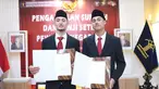Ivar Jenner (kiri) dan Rafael Struick berpose usai menjalani sumpah kewarganegaraan di Kanwil Kemenkumham DKI Jakarta, Cawang, Senin (22/5/2023). (Foto:Dok PSSI)