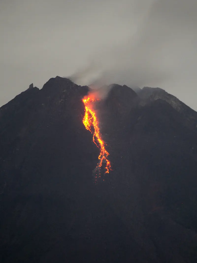 Gunung Merapi yang Semburkan Lava Pijar