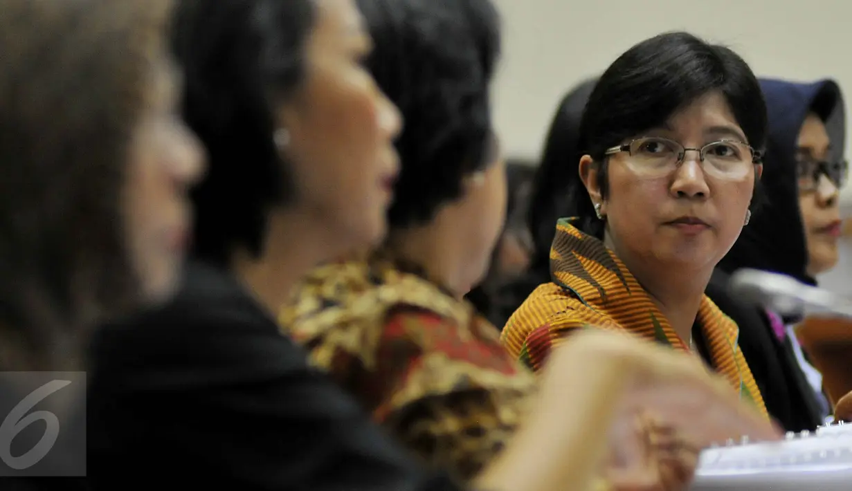 Ketua Pansel Capim KPK Destry Damayanti (kanan) saat rapat dengan Komisi III DPR di Kompleks Parlemen Senayan, Jakarta, (23/11). Setelah 3 kali ditunda, rapat antara Komisi III DPR dengan Pansel Capim KPK mencapai kata sepakat. (Liputan6.com/Johan Tallo)