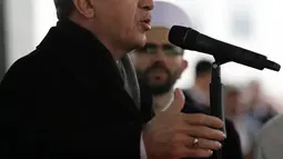 Presiden Turki Recep Tayyip Erdogan berbicara usai menyalati tentara Turki pertama yang tewas dalam operasi 'Ranting Zaitun' di daerah Kurdi Suriah, Ankara, Turki, Selasa (23/1). (Foto AP/Burhan Ozbilici)