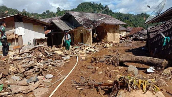 Banjir bandang dan longsor melanda empat kecamatan di Kabupaten Bogor, Jawa Barat pada 1 Januari 2020.(Liputan6/Achmad Sudarno)