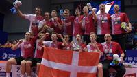 Para pemain Denmark berpose usai menjuarai Piala Thomas, China, Minggu (22/5). Tercatat delapan kali mereka tampil di final dan pada 2016 ini Piala Thomas benar-benar mereka peroleh. (AFP Photo/Johannes Eisele)