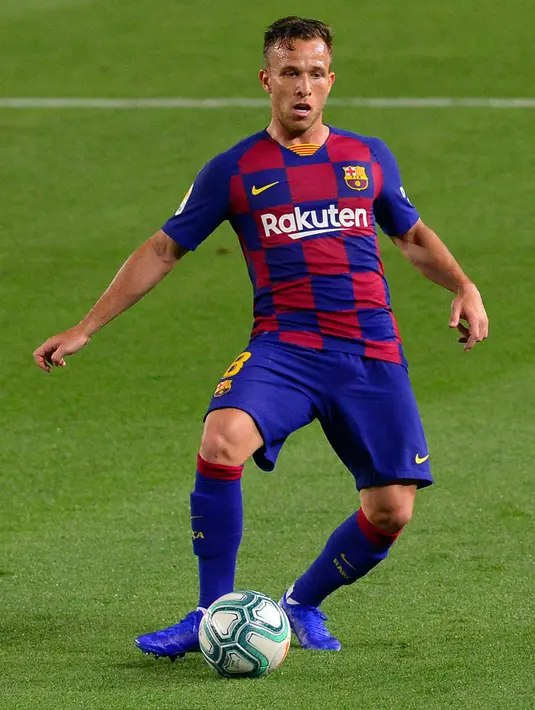 Gelandang Barcelona, Arthur mengontrol bola saat bertanding melawan Athletic Bilbao pada lanjutan La Liga Spanyol  di stadion Camp Nou, Barcelona (23/6/2020). Barcelona menang tipis atas Bilbao 1-0 berkat gol tunggal Ivan Rakitic. (AFP/Pau Barrena)