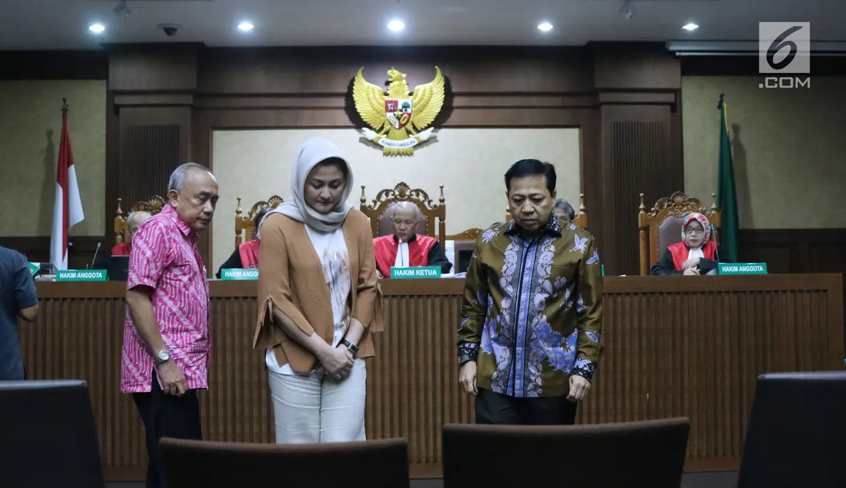 Setya Novanto (kanan) bersama istrinya, Deisti Astriani Tagor bersiap menjadi saksi pada sidang dugaan merintangi penyidikan korupsi e-KTP dengan terdakwa Fredrich Yunadi di Pengadilan Tipikor, Jakarta, Kamis (3/5). (Liputan6.com/Helmi Fithriansyah)