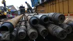 Pekerja melintasi pipa gas di Desa Segaramakmur, Tarumajaya, Kabupaten Bekasi, Senin (8/8). Pipa sepanjang hampir 1 km tersebut akan ditanam 20 meter di bawah menggunakan teknologi pengeboran horizontal. (Liputan6.com/Angga Yuniar)