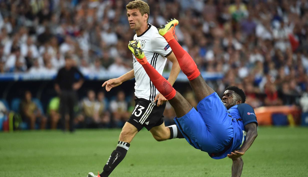 Pemain Prancis, Samuel Umtiti (kanan) saat berebut bola dengan pemain Jerman, Thomas Mueller pada semifinal piala Eropa 2016 di Stade Velodrome, Marseille, (7/7/2016). (AFP/Bertrand Langlois)