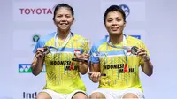 Ganda putri Indonesia Greysia Polii / Apriyani Rahayu menerima hadiah usai menjuarai Yonex Thailand Open 2021 yang berlangsung di Impact Arena, Bangkok, Minggu (17/1/2021).. (foto: BWF-limited acces)