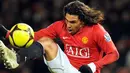 Manchester United's Argentinian forward Carlos T&eacute;vez controls the ball during the FA Cup Fourth round football match against Tottenham at Old Trafford, Manchester, on January 24, 2009. AFP PHOTO/ANDREW YATES