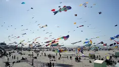 Layang-layang menghiasi langit selama festival Layang-layang Internasional ke-31 di Berck, Prancis, (6/4). Festival ini diselenggarakan di Berck-sur-Mer setiap bulan April dan berlangsung selama 10 hari. (AP Photo / Thibault Camus)