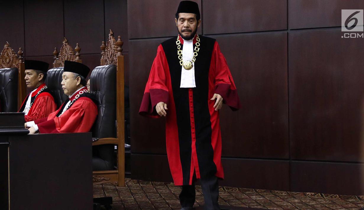 Ketua Mahkamah Konstitusi (MK) terpilih Anwar Usman bersiap membaca sumpah jabatan Ketua dan Wakil Ketua MK di gedung MK, Jakarta, Senin (2/4). Anwar dan Aswanto resmi jadi Ketua dan Wakil Ketua MK periode 2018-2020. (Liputan6.com/Immanuel Antonius)