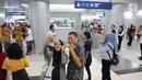 Warga foto di stasiun MRT Bundaran HI, Jakarta, Selasa (19/2). Stasiun Lebak Bulus memiliki konsep Green Valley, stasiun Haji Nawi dengan konsep Betawi Culture dan stasiun Bundaran HI yang berkonsep International Style. (Liputan6.com/Angga Yuniar)