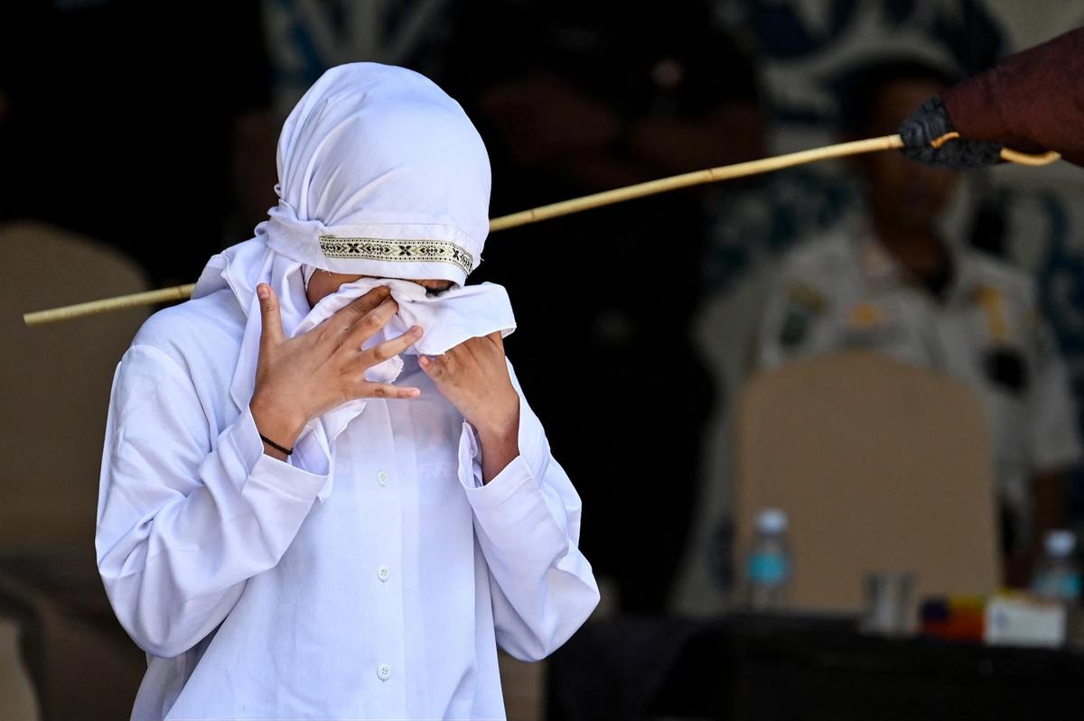 FOTO: Pelaksanaan Hukuman Cambuk di Banda Aceh Diwarnai Terpidana Pingsan