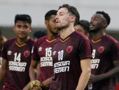 Gelandang PSM Makassar, Marc Klok, tampak kecewa usai gagal lolos ke final Zona ASEAN Piala AFC 2019 meski menang atas Becamex Binh Duong di Stadion Pakansari, Rabu (26/6). PSM menang 2-1 atas Becamex Binh Duong. (Bola.com/M Iqbal Ichsan)